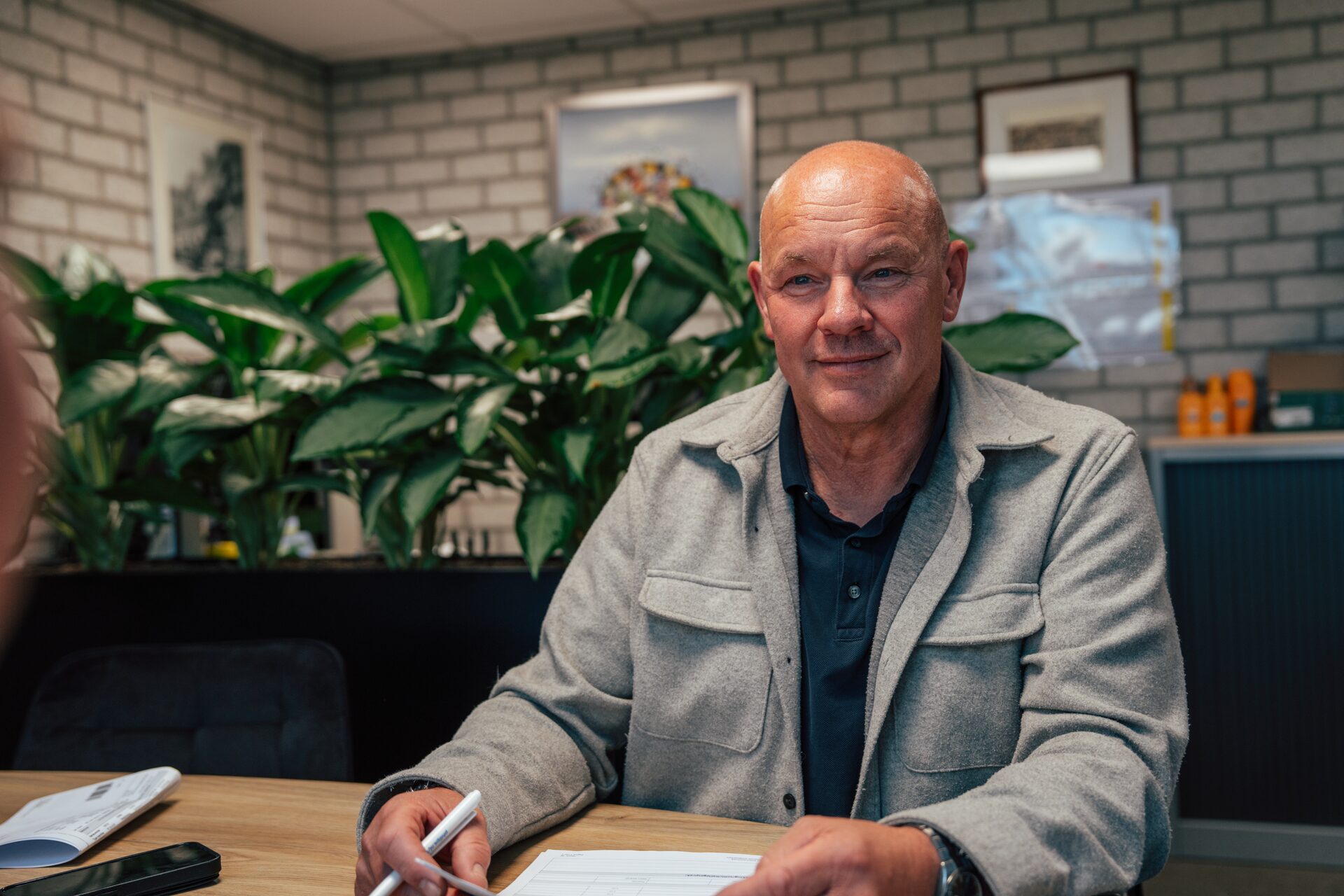Projectleider van Van Olm Elektrotechniek achter zijn laptop op kantoor in Oss.